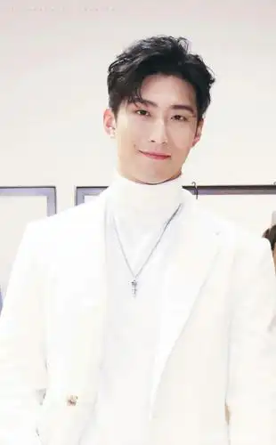 窦骁现身机场,寸头造型阳光帅气!一身运动装干净利落!气质很绝