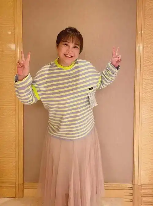 贾玲终于瘦了,不当导演当网店模特,穿卫衣配半裙还瘦出尖下巴