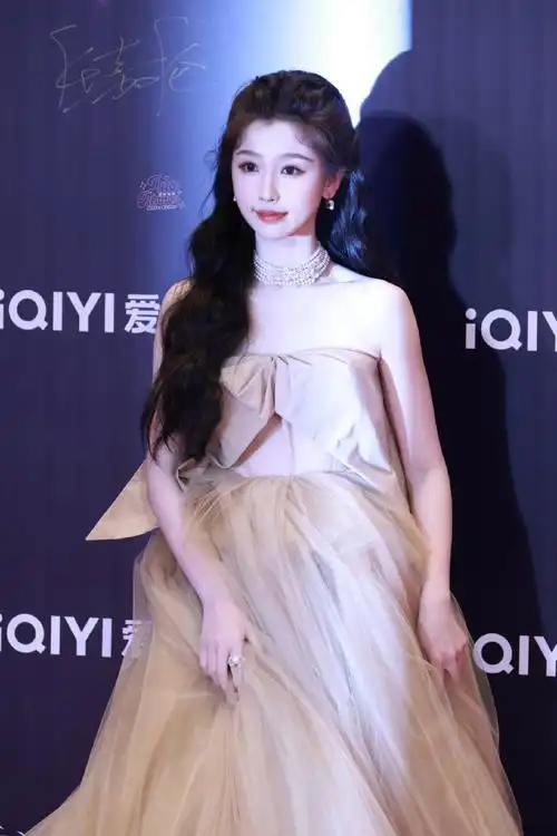 虞书欣裸色抹胸长裙##虞书欣公主来啦##尖叫之夜红毯##今日星拍放