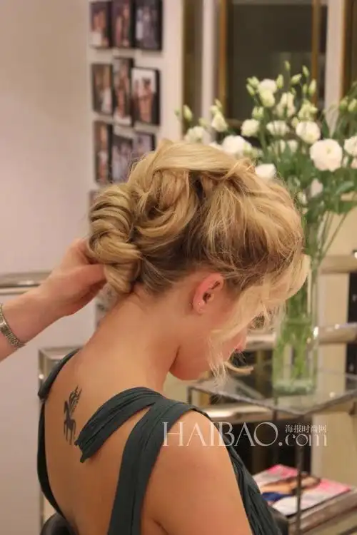 梳一个优雅而又简单的法式盘发,在午后花园里感受法国女人下午茶时间