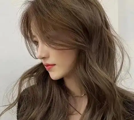 一款适合自已的色调才是王道,而女生咖啡色头发这样的色调并不张杨