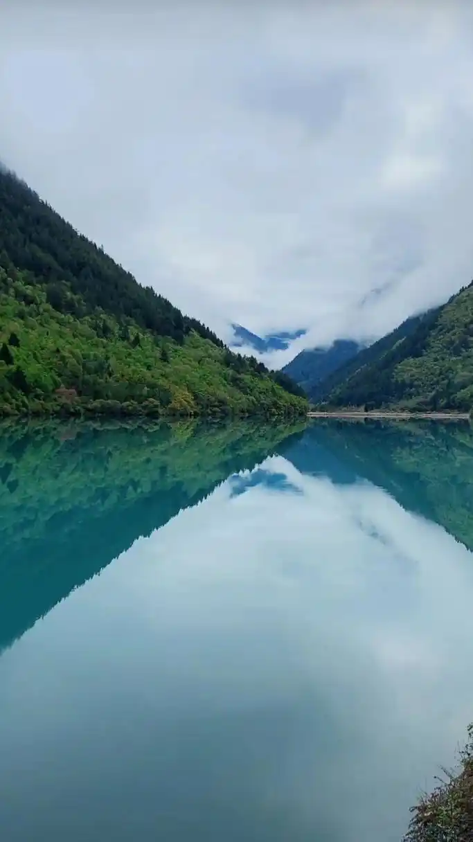 10月12日九寨沟天气温度,游客穿衣及红叶图 今天是2021年10月12日