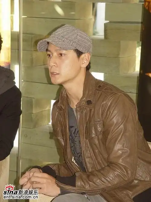 图文:《天堂口》发布会 吴彦祖侧面棱角分明