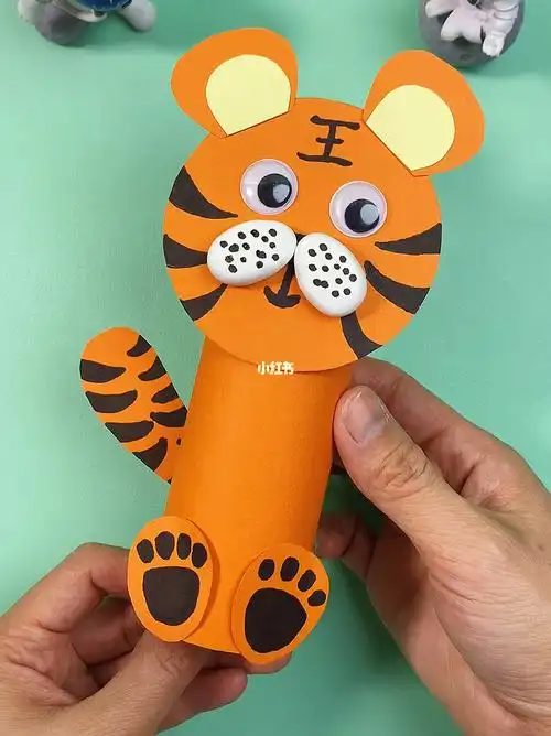 废旧纸巾筒做一只可爱的小老虎