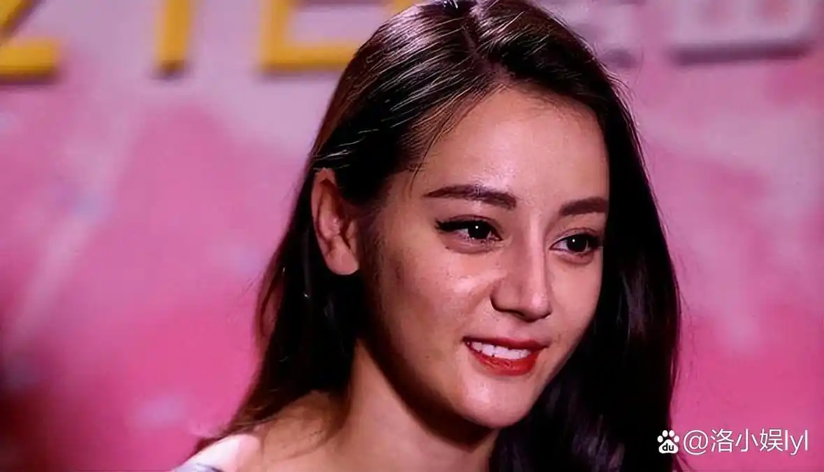 迪丽热巴生图,右脸展现了几个明显的痘痘,皮肤看起来略显粗糙.