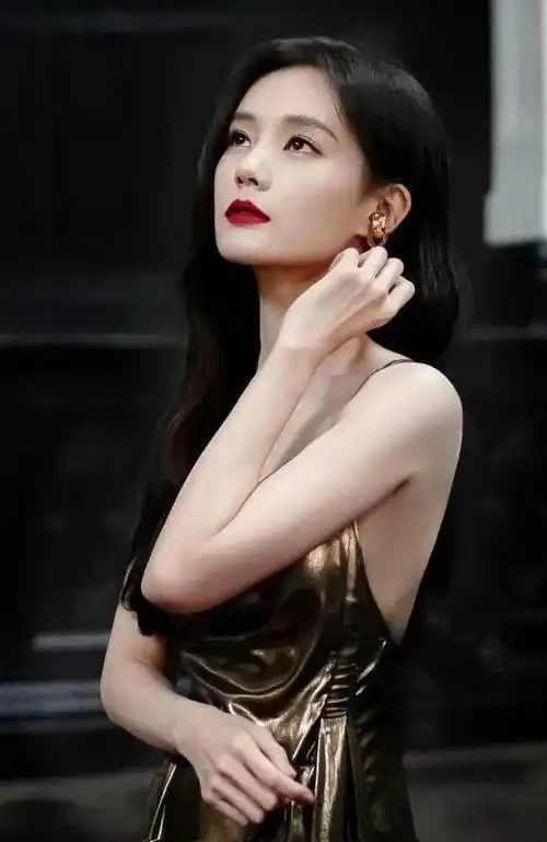 李一桐身着一袭吊带开叉长裙性感的腰臀比太惊艳了