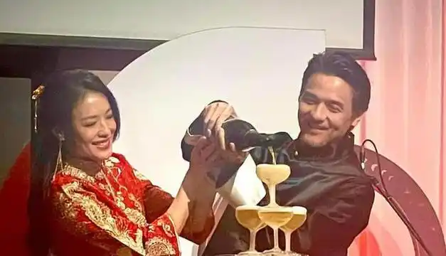 48岁舒淇正式补办婚礼,中式婚纱仅千元,冯德伦邀众星到场见证