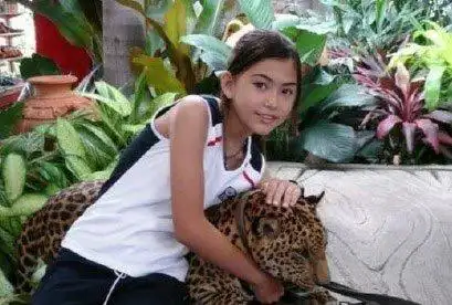 昆凌二胎怀子获祝福 童年旧照曝光从小就是美人胚子(2)