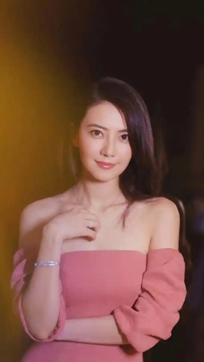 高圆圆的微笑很美,让人如沐春风,倍觉轻松.