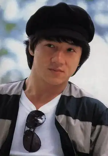 成龙1954年4月7日出生于香港,华语影视男演员,导演,制作人,编剧