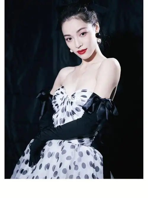 钟楚曦 一袭波点抹胸长裙,搭配红唇妆容,加上蝴蝶结发饰,这样的复古风