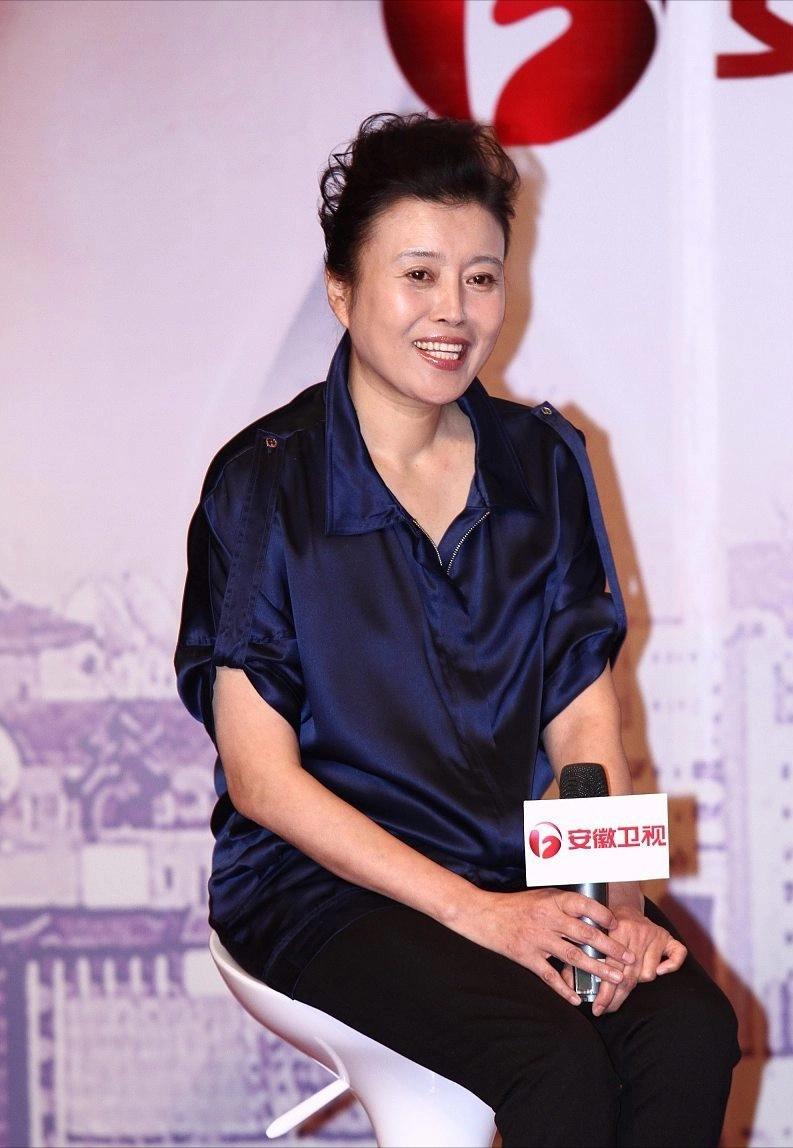 丁嘉丽真瘦了不少,缎面上衣穿得松松垮垮,61岁的样子挺真实