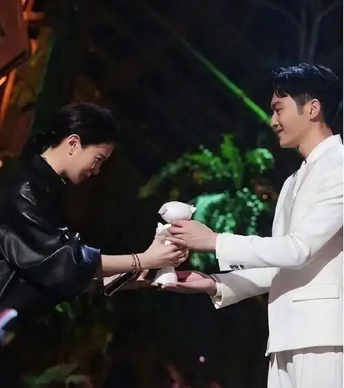 因戏生情,结婚3次,相守32年后,他说:遇见她,也是一种不幸