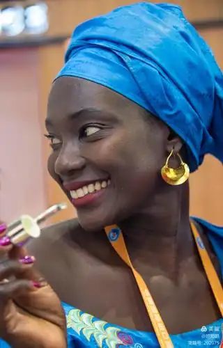 《首届中国国际进口博览会～笑脸》欧阳鹤摄影