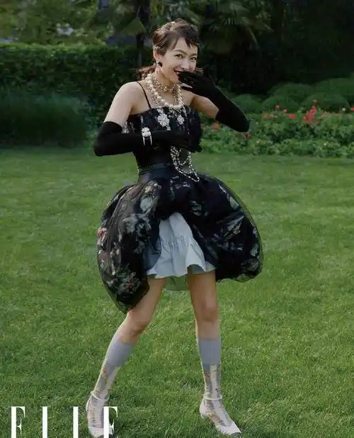 原创宋茜宫廷大片曝光穿小黑裙搭礼帽美若赫本涂红唇似时尚俏女郎