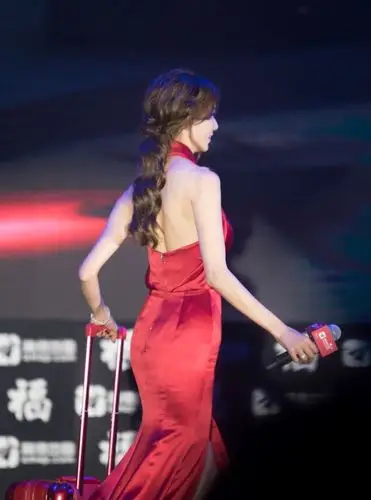 林志玲露背礼服现身,姐姐的背宛如保加利亚的玫瑰