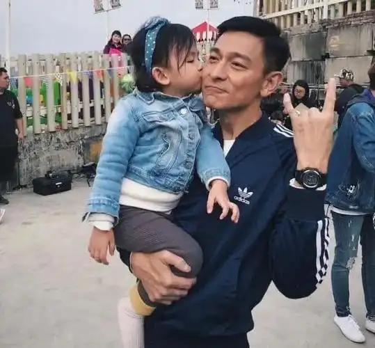 香港演员刘德华的父母(刘爸爸在儿子的照顾下也能安享晚年) - 品度