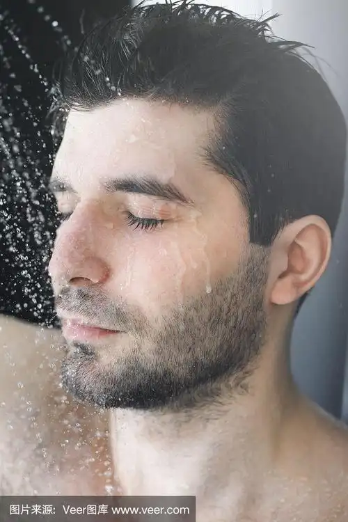 男人在洗头.
