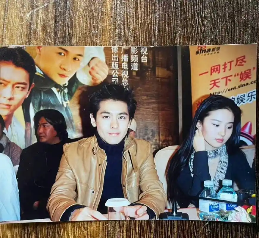 原来刘亦菲和林志颖一直都没变过呀#刘亦菲林志颖二十年前合照