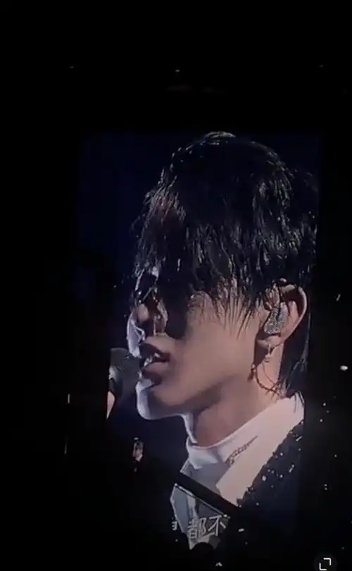 蔡徐坤演唱会上唱《没有意外》,哭到妆花,现场回应粉丝我爱你