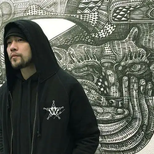 周杰伦近照曝光 黑色兜帽卫衣配络腮胡男人味十足