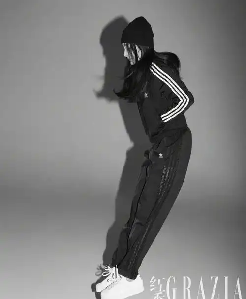 杨幂还有一身黑色的运动服造型,一顶针织的黑色毛线帽配上一身黑色的