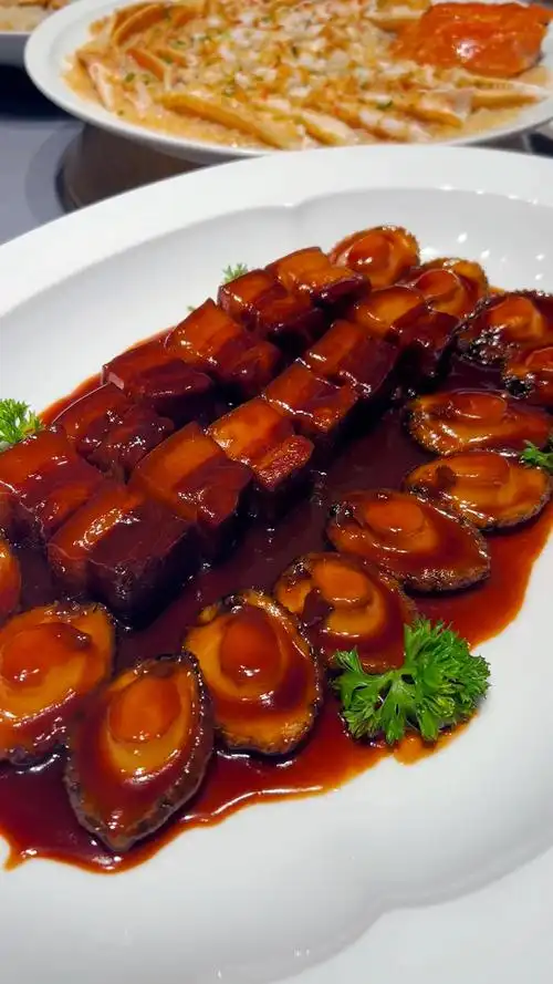 煜丰卞京烤鸭好吃鲍鱼红烧肉也太香了环境优美菜品精致商务宴请朋友