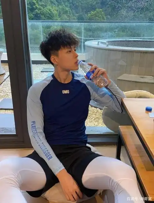 好身材,颜值高的95后小鲜肉,小蛮腰,大胸肌,诱惑你的眼睛哦!