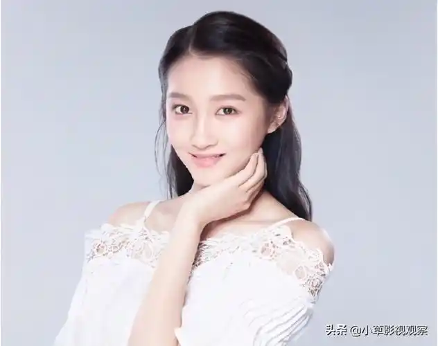 演员关晓彤为什么被称为"京圈格格"?家庭背景大揭秘