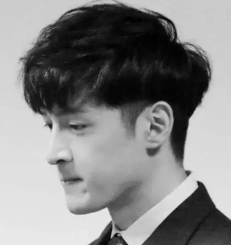 别看写真都很帅气,私下胡歌也是一枚呆萌少年呢,留着蓬松刘海的他,抿