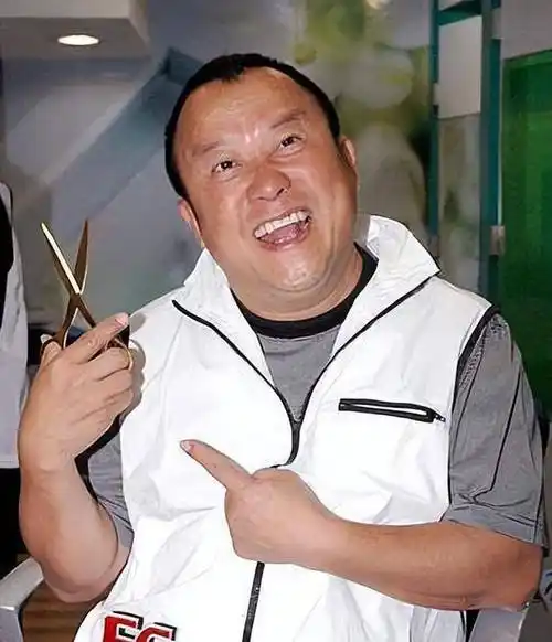 曾志伟50岁女儿老态尽显,未婚未育隐退,去国外旅游过生日_曾宝仪_父亲