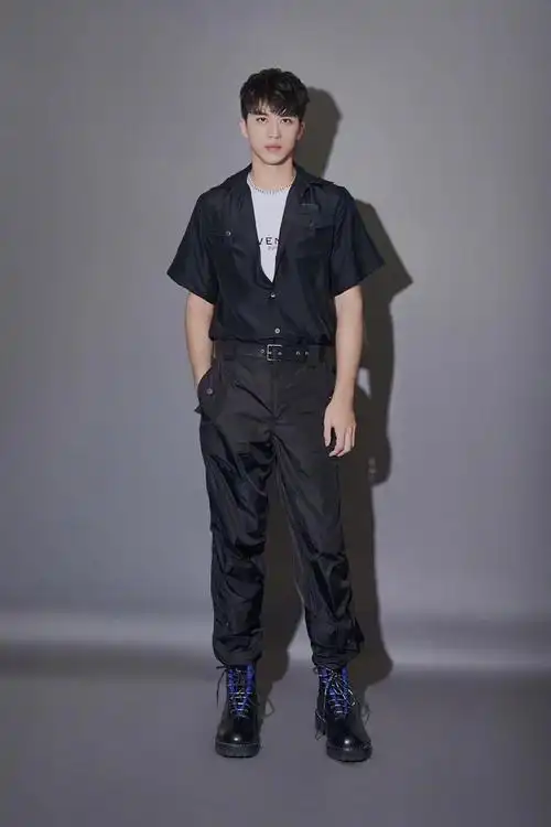 许魏洲黑色套装酷帅图片,明星,小鲜肉,明星,写真,帅哥,许魏洲