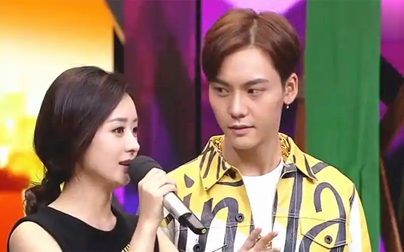 赵丽颖陈伟霆久违同台,谁注意到陈伟霆的神情?喜不喜欢一目了然