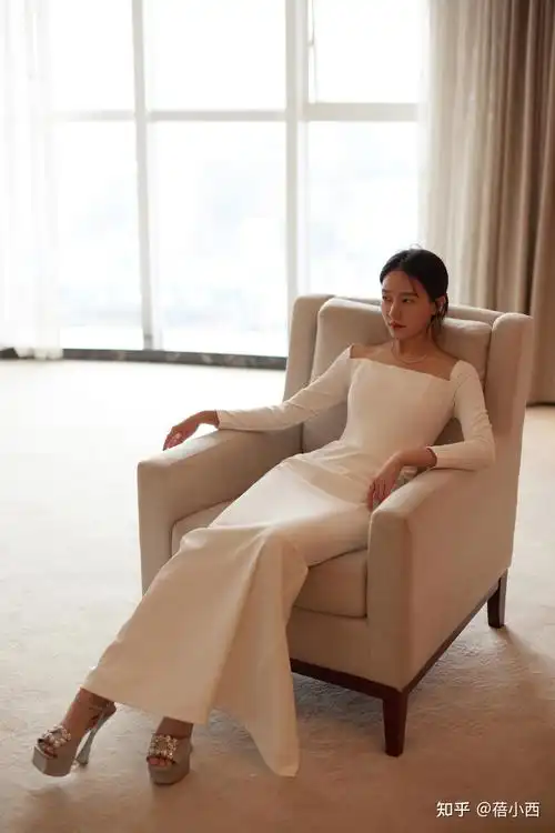 "焦俊艳"的气质真独特,穿白色方领连衣裙扎低马尾,冷艳又高级 - 知乎