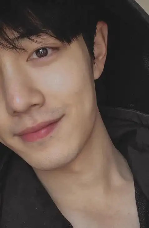 肖战晒素颜照,镜头拉近2倍后谁注意他的胡茬?网友:awsl