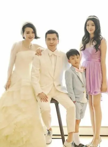 唯美婚礼图曝光8月30日,boss老爸王中磊为庆祝结婚20年,与妻子王晓蓉