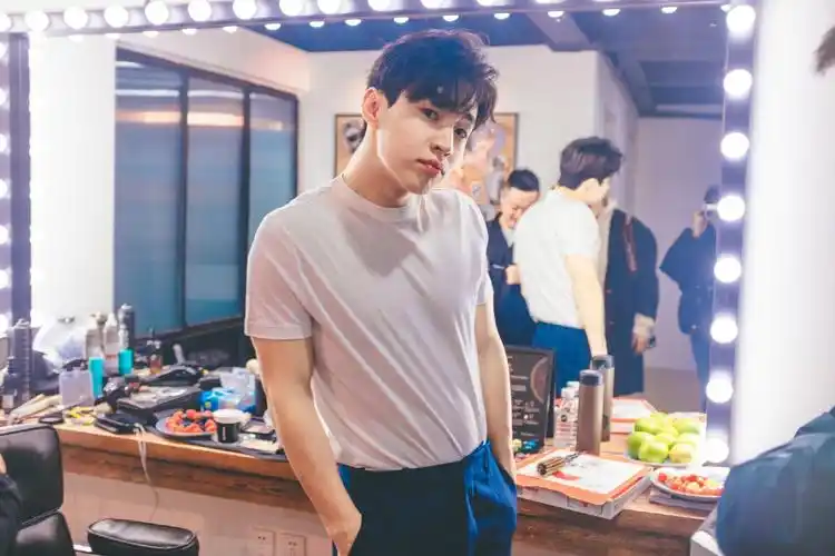 我想要刘宪华的高清电脑壁纸姐妹们能办到吗! - 知乎