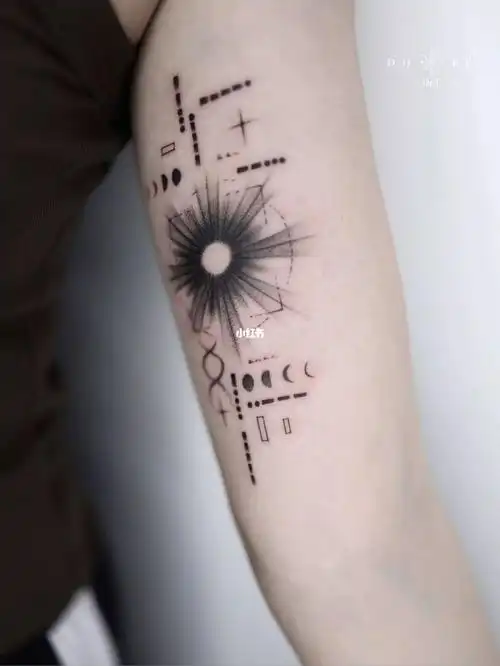 日月星辰的爱超有意义的单针纹身