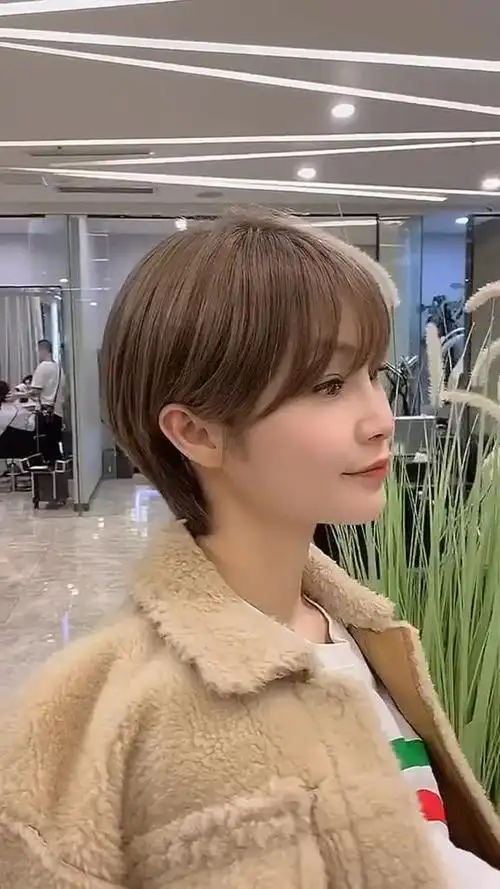 盐甜短发,这款短发不是特别挑脸型,对偏窄长脸,圆脸,鹅蛋脸,偏方形脸