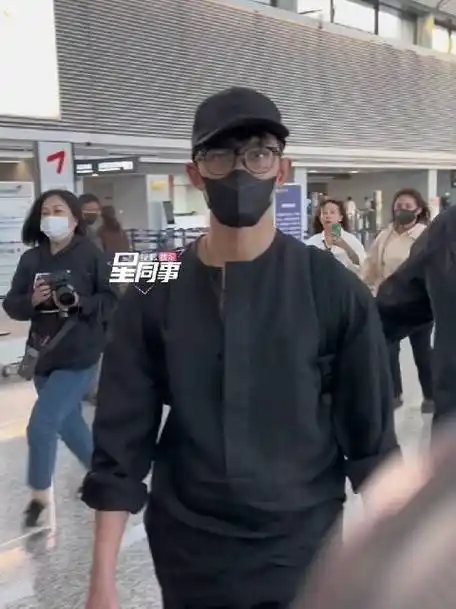 吴磊回国到达路透#@吴磊leo结束东京电影节行程顺利抵达国内,温仁收
