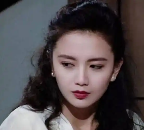 这才是80年代的一线女神,儿子都21岁了,曾华倩仍风韵犹存_手机搜狐网