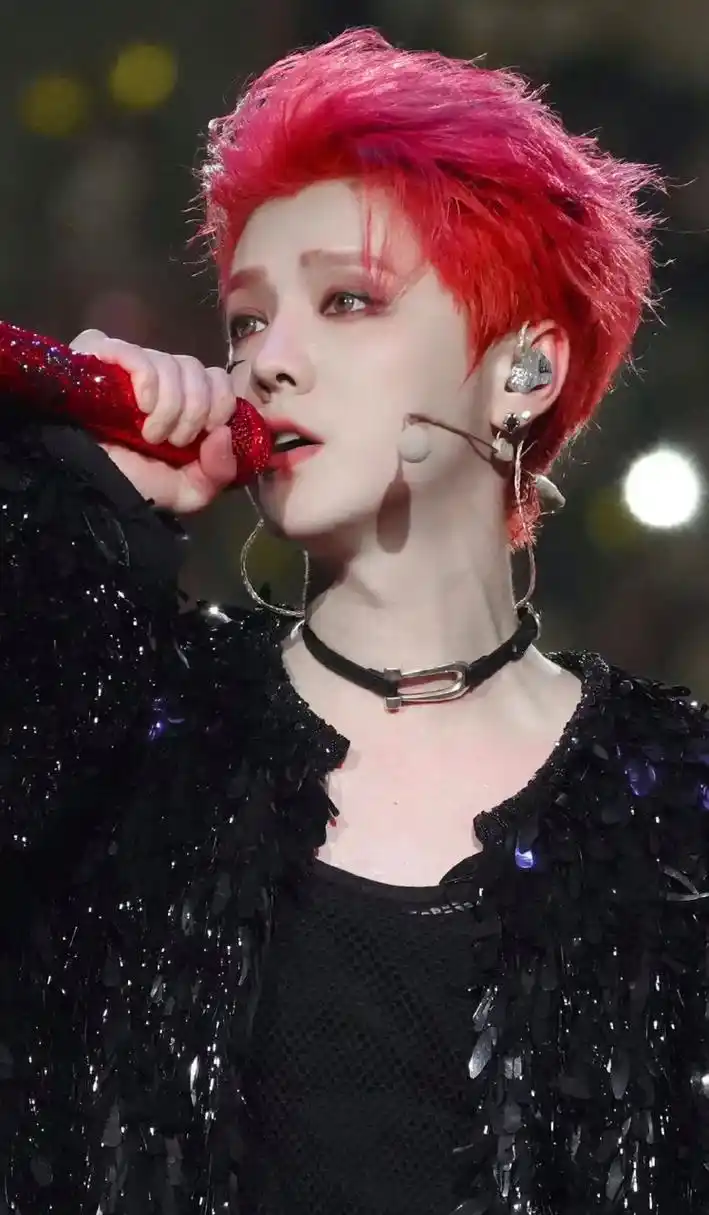 鹿晗这个妆造太妖了趴[舔屏][舔屏][舔屏]流口水了!