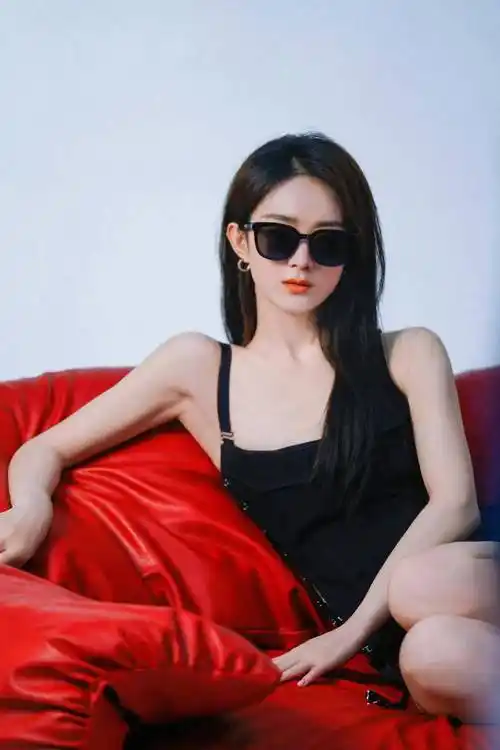 女神赵丽颖墨镜一戴,人见人爱!