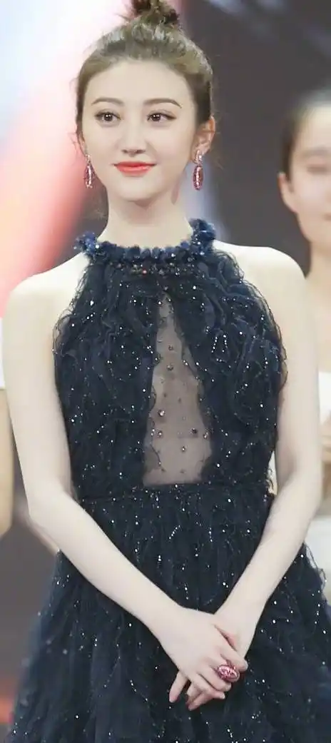 2004年16岁的景甜走进了豪车,随后被学校开除,学业受到很大影响_搜狐