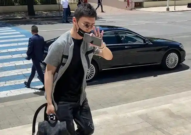 前段时间,有一张张康阳与意大利美女同框的自拍流出,外界也是议论纷纷