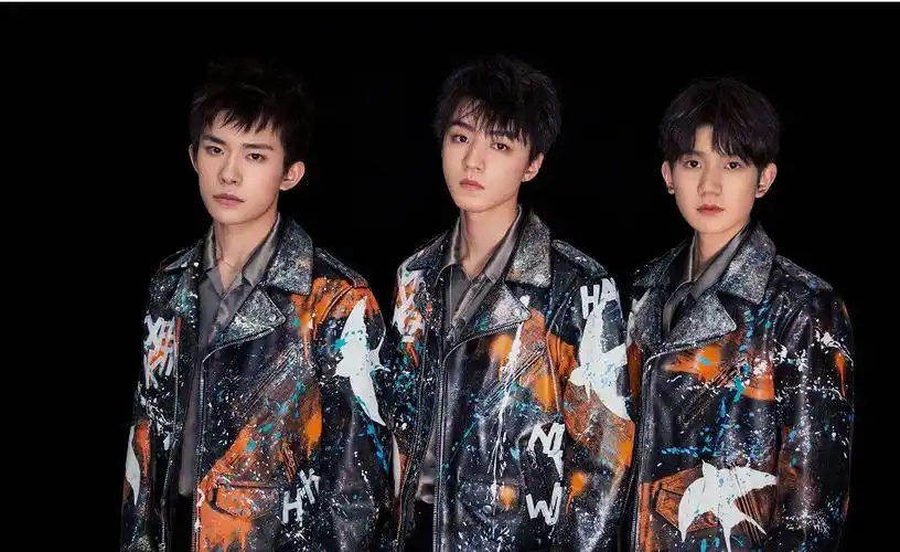 三小只跨年夜晒合照,衣服同款就算了,他们的手势只有真爱粉才懂