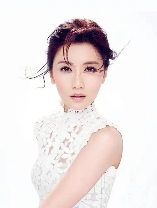 为什么会有人愿意为她豪掷五亿看贾静雯年轻时照片才明白