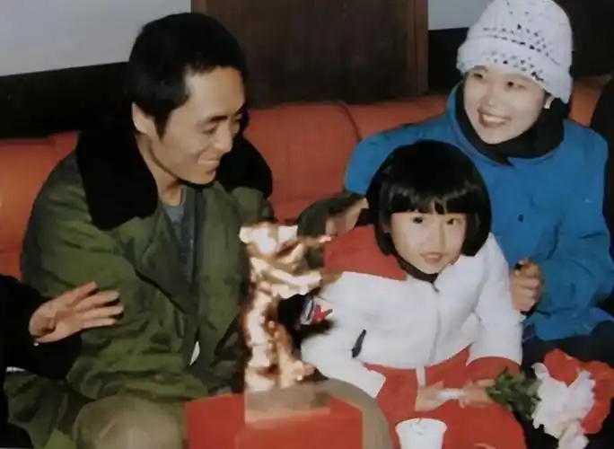 72岁的张艺谋:尽管岳母比自己小,给她尽孝也能坦然