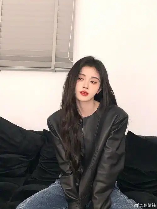 鞠婧祎晒日常随拍歪头托腮可爱十足