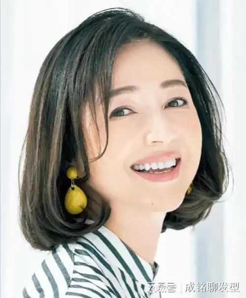 女人到了中年发型越简单越耐看试试这款内扣短发高级又大方